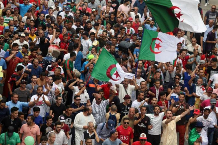 Des milliers de manifestants à Alger malgré un gros déploiement policier