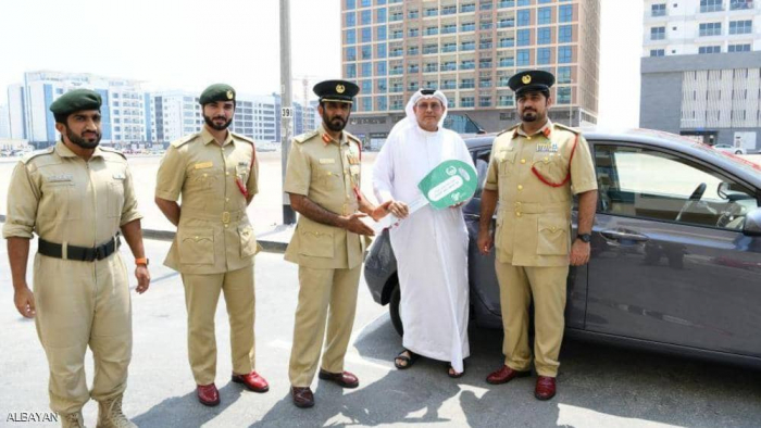 شرطة دبي تكافئ مقيما بسيارة إلى باب منزله