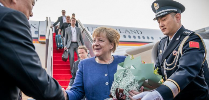 Kanzlerin Merkel mit militärischen Ehren empfangen – im Sitzen