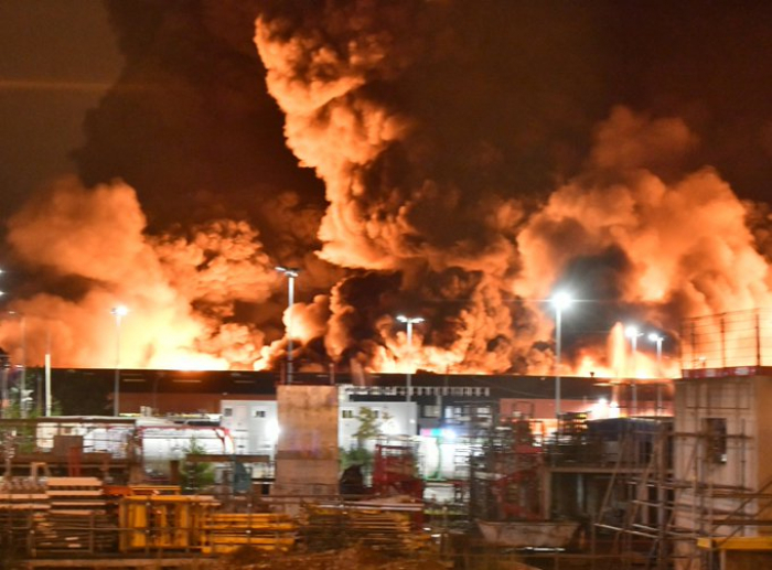 France: important incendie dans une usine chimique à Rouen