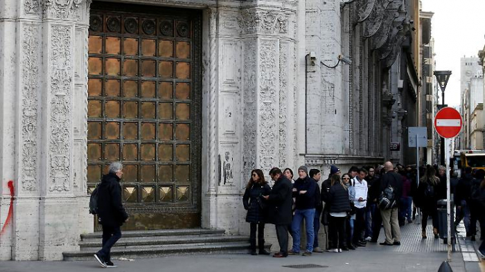 Argentinier stehen Schlange vor Banken