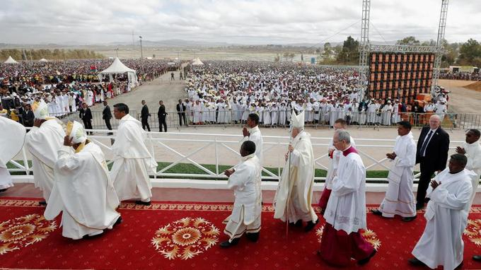 Un million de personnes à la messe du «pape des pauvres» à Madagascar