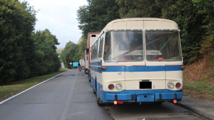 Tscheche transportiert Auto im Reisebus