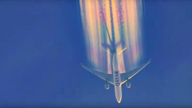 Un Boeing 777 laisse un sillage arc-en-ciel sur son passage
