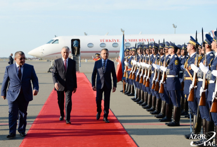  Le vice-président turc est arrivé à Bakou -  PHOTO  