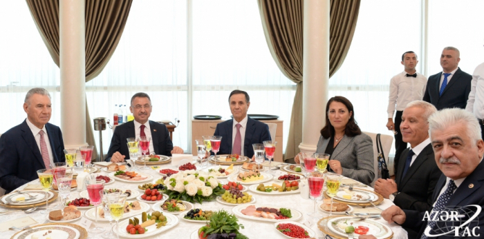 Un déjeuner officiel offert en l’honneur du vice-président turc 