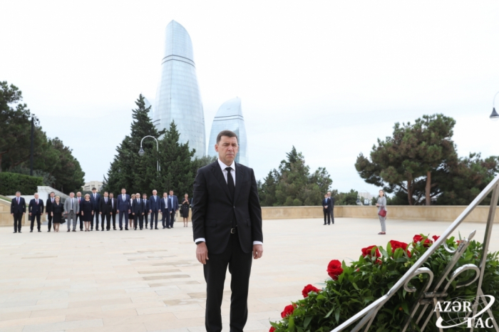   El gobernador ruso visita la tumba de Heydar Aliyev  