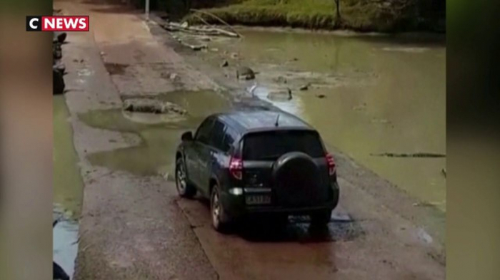 Australie: Une voiture bloquée par des crocodiles au milieu de la route -  VIDEO 
