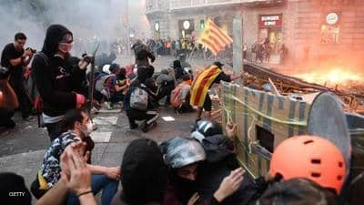 كتالونيا .. ليلة عنف بين الشرطة والانفصاليين