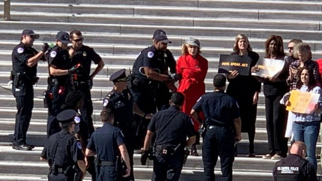 اعتقال جين فوندا أمام الكونغرس خلال مظاهرة دفاعا عن البيئة