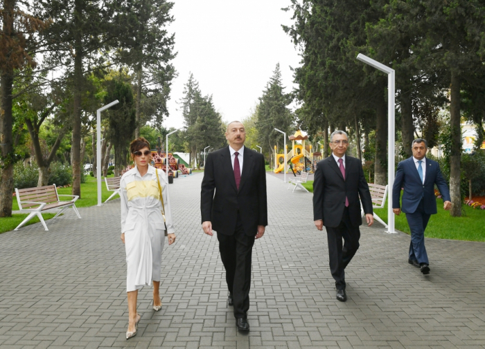 Prezident və xanımı Atatürk prospektindəki parkda -   FOTOLAR   