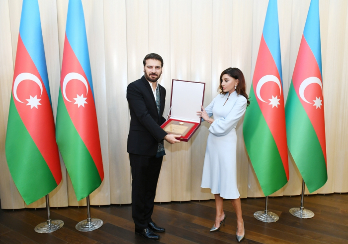  Mehriban Əliyeva Sami Yusufa Prezidentin fəxri diplomunu təqdim etdi -  FOTO   