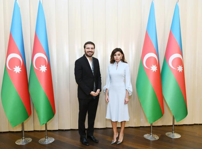  Mehriban Aliyeva entrega al famoso cantante y compositor Sami Yusuf el diploma honorífico del Presidente de Azerbaiyán 