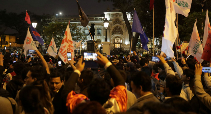 Miles de personas celebran en Lima cierre de Congreso peruano por decisión presidencial