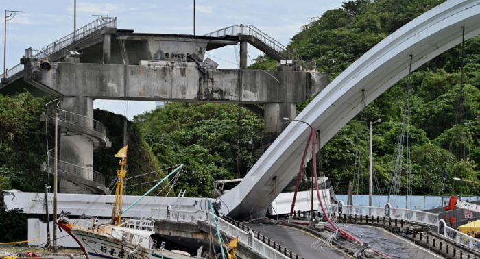   Taiwan:  140 Meter lange Brücke stürzt ein –  Videos  