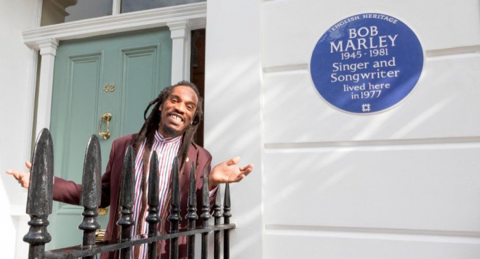 Marcan con una placa conmemorativa la casa de Bob Marley en Londres