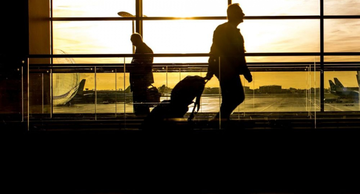   Kurioser Vorfall am Flughafen von Chicago: „Verrückter“ Speisewagen sorgt für Chaos –   Video    