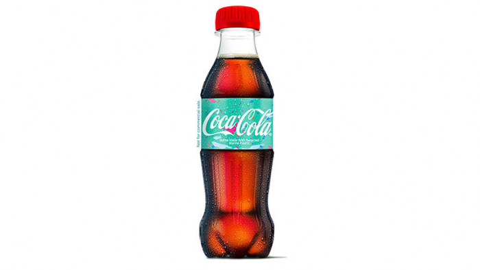 Cola-Cola presenta su primera botella hecha del plástico marino reciclado