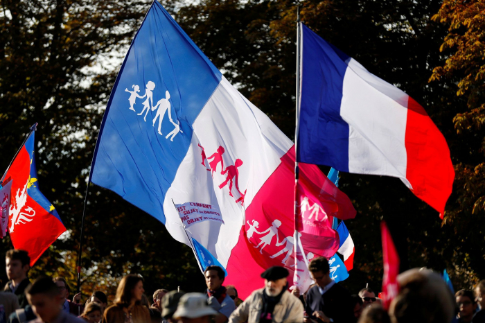   France:   sept ans après le mariage gay, mobilisation contre la PMA