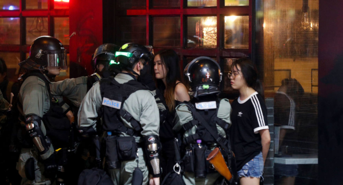 Hong Kong imputa a los primeros manifestantes por desafiar la prohibición de máscaras