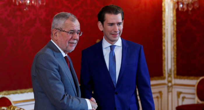 El presidente de Austria entrega el mandato a Kurz para formar un nuevo Gabinete