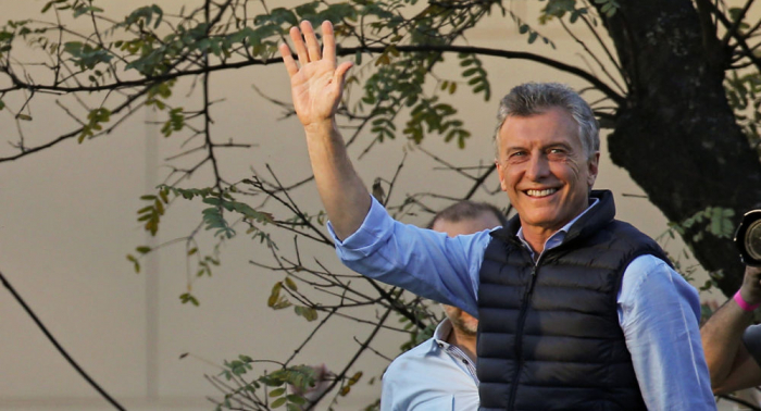   Macri deja a todos sorprendidos al besar el pie de una anciana (vídeo)  