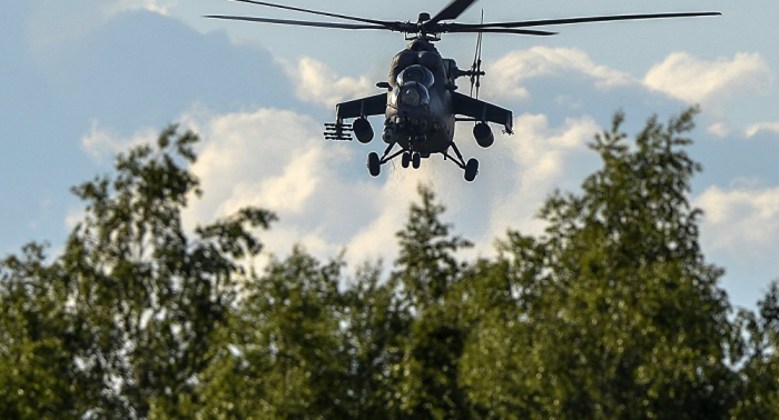   Schief gelaufen: „Fliegender Panzer“ Mi-35 reißt bei Militärparade Tribüne ab –   Video    