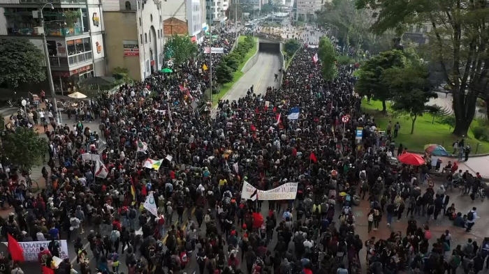 Los estudiantes universitarios marchan contra el Gobierno colombiano-Video