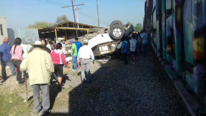  Al menos 9 muertos en México tras la colisión de un tren con un autobús 