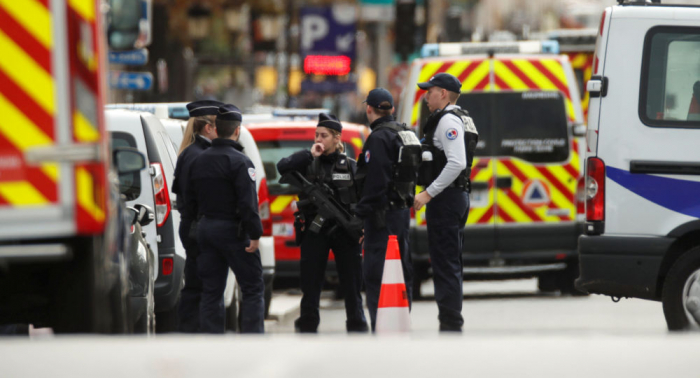     Messerangriff in Paris:   Polizei nimmt Imam und weitere Verdächtige fest  