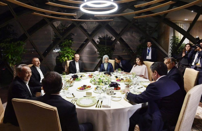   Aserbaidschans Präsident und First Lady bei einem gemeinsamen Abendessen mit den Staatsoberhäuptern auf dem 7. Gipfel des Türkischen Rates  