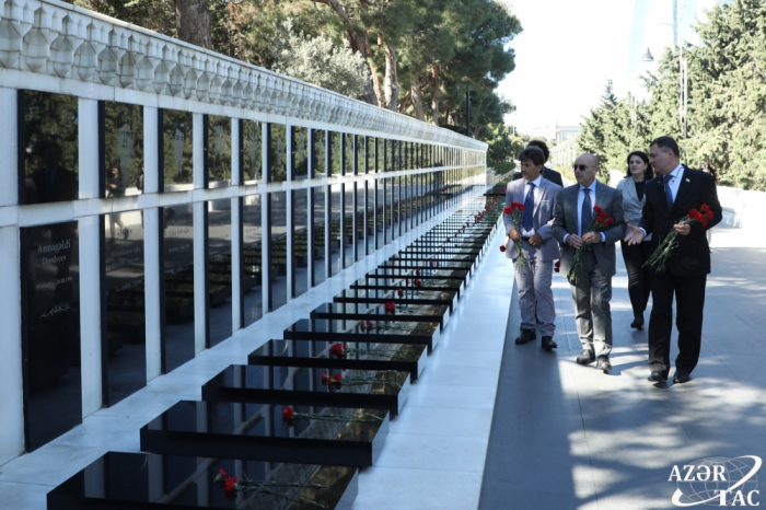  Delegation des italienischen Senats zollt den aserbaidschanischen Märtyrern Respekt 