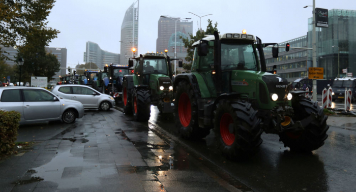 Wegen Umweltauflagen: Wütende Bauern blockieren Straßen in Den Haag