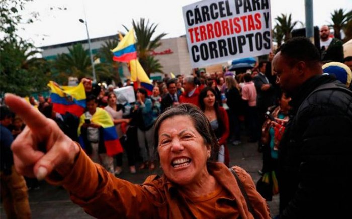 Manifestantes ecuatorianos protestan ante la Embajada de México por dar asilo a varios altos cargos