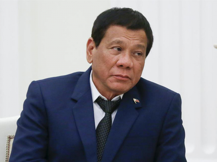   Duterte sufre una leve caída de moto pero se encuentra en buen estado  