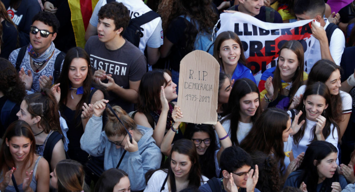     Barcelona:   Studenten protestieren gegen Haftstrafen für katalanische Separatistenführer –   Live    