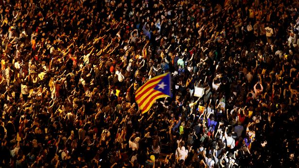   Nouvelle nuit de tensions et de barricades à Barcelone  