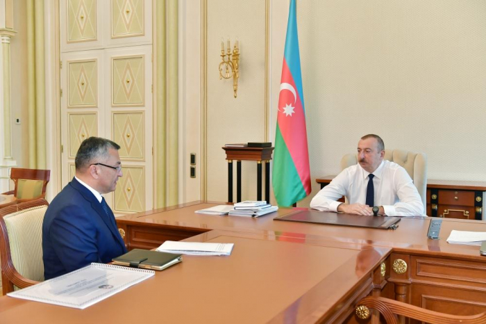  Ilham Aliyev empfängt den Vorsitzenden des staatlichen Komitees für Flüchtlinge und Binnenvertriebene 