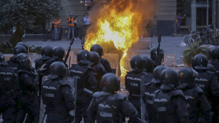   España:   La violencia callejera se intensifica en Barcelona y se ceba con la policía en otra noche de caos  