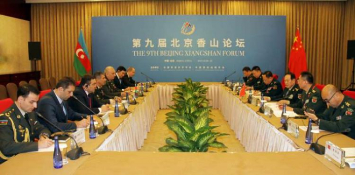   Aserbaidschanischer Verteidigungsminister Zakir Hasanov trifft seinen chinesischen Amtskollegen  