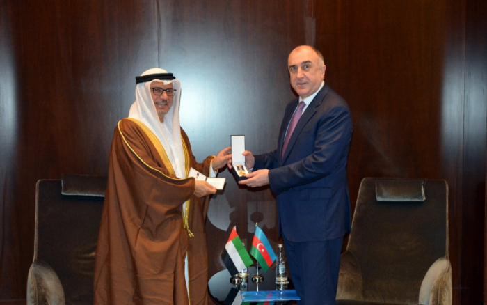   Canciller de los Emiratos Árabes Unidos recibió la Medalla de Aniversario del Servicio Diplomático azerbaiyano  