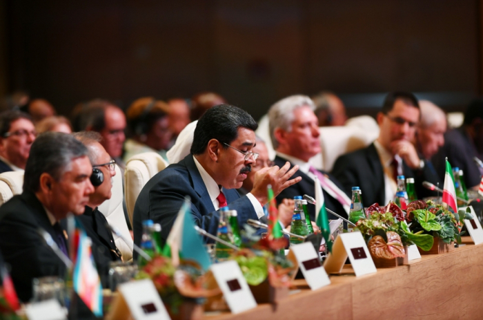 Maduro Bakıdan dünyaya səsləndi:  “Biz diz çökməməliyik”