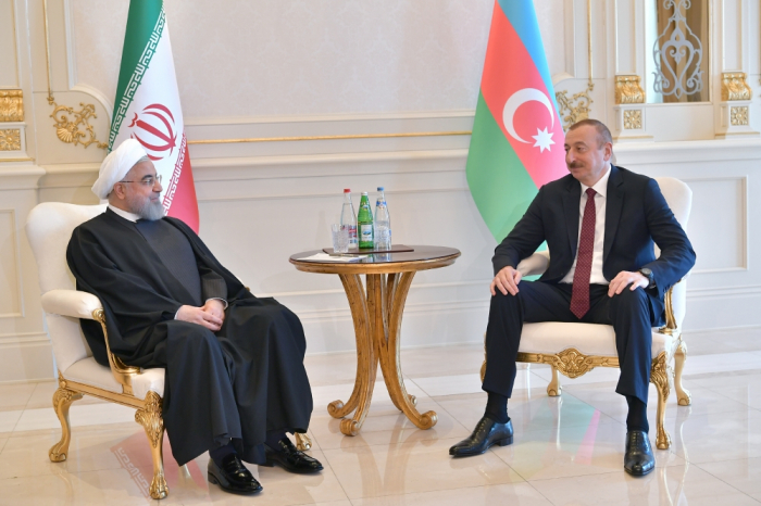   Präsident Ilham Aliyev trifft den iranischen Präsidenten Rouhani  