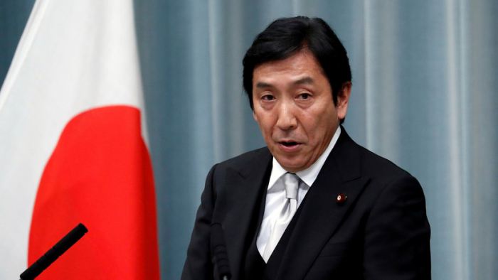 Ministro de Comercio de Japón renuncia tras ser acusado de regalar melones y cangrejos a sus votantes