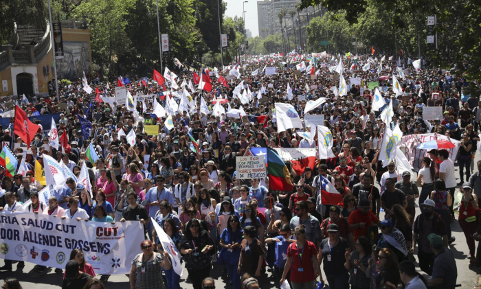Aumenta la presión de la calle en Chile con protestas más multitudinarias