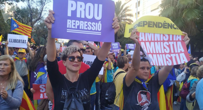 La policía española dispersa a los manifestantes en Barcelona