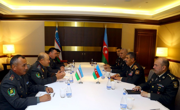   Azerbaiyán y Uzbekistán discuten la ampliación de la cooperación militar  