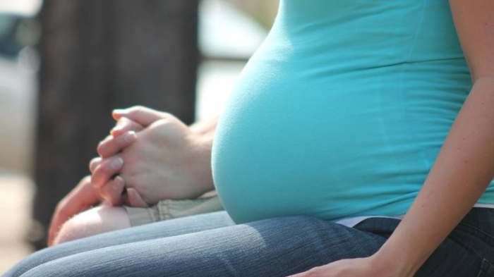 Tras la muerte de seis bebés, cancelan una investigación sobre los riesgos del embarazo postérmino