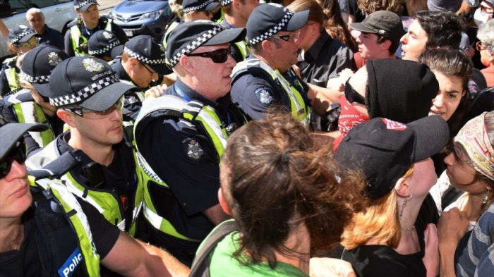   Policías y activistas ecológicos se enfrentan en Australia  