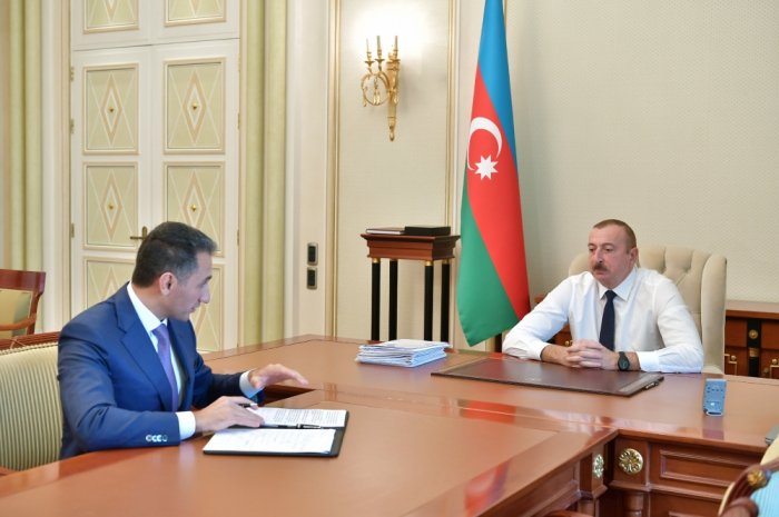  Ilham Aliyev recibe al presidente de Azercosmos 